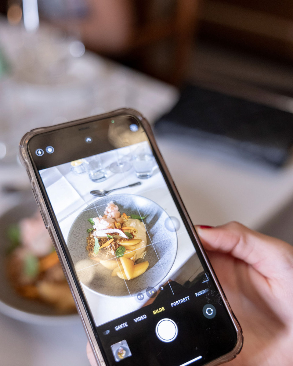 Gjest tar bilde av middagen - Foto Solfure