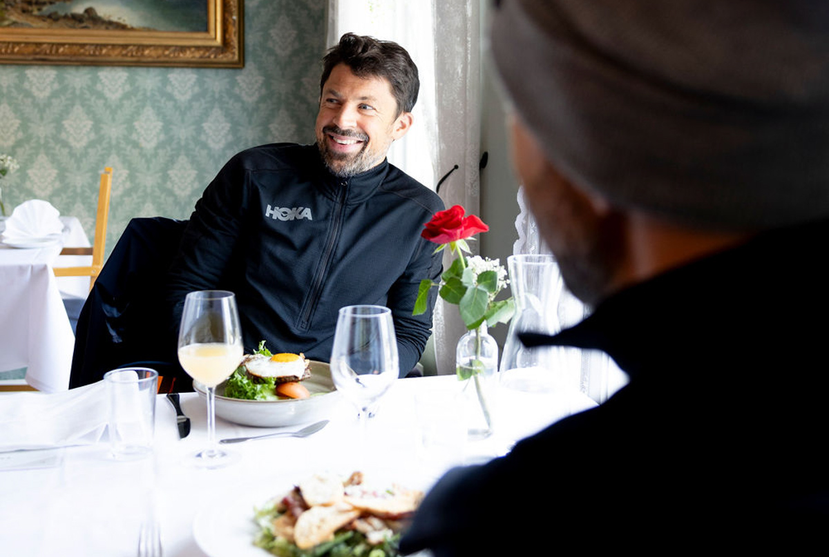 Nils Ingar Aadne spiser i Restaurant Stovene - Foto Solfure