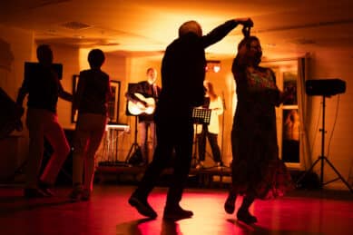 Par danser til levende musikk under danseaften på Gloppen Hotell.